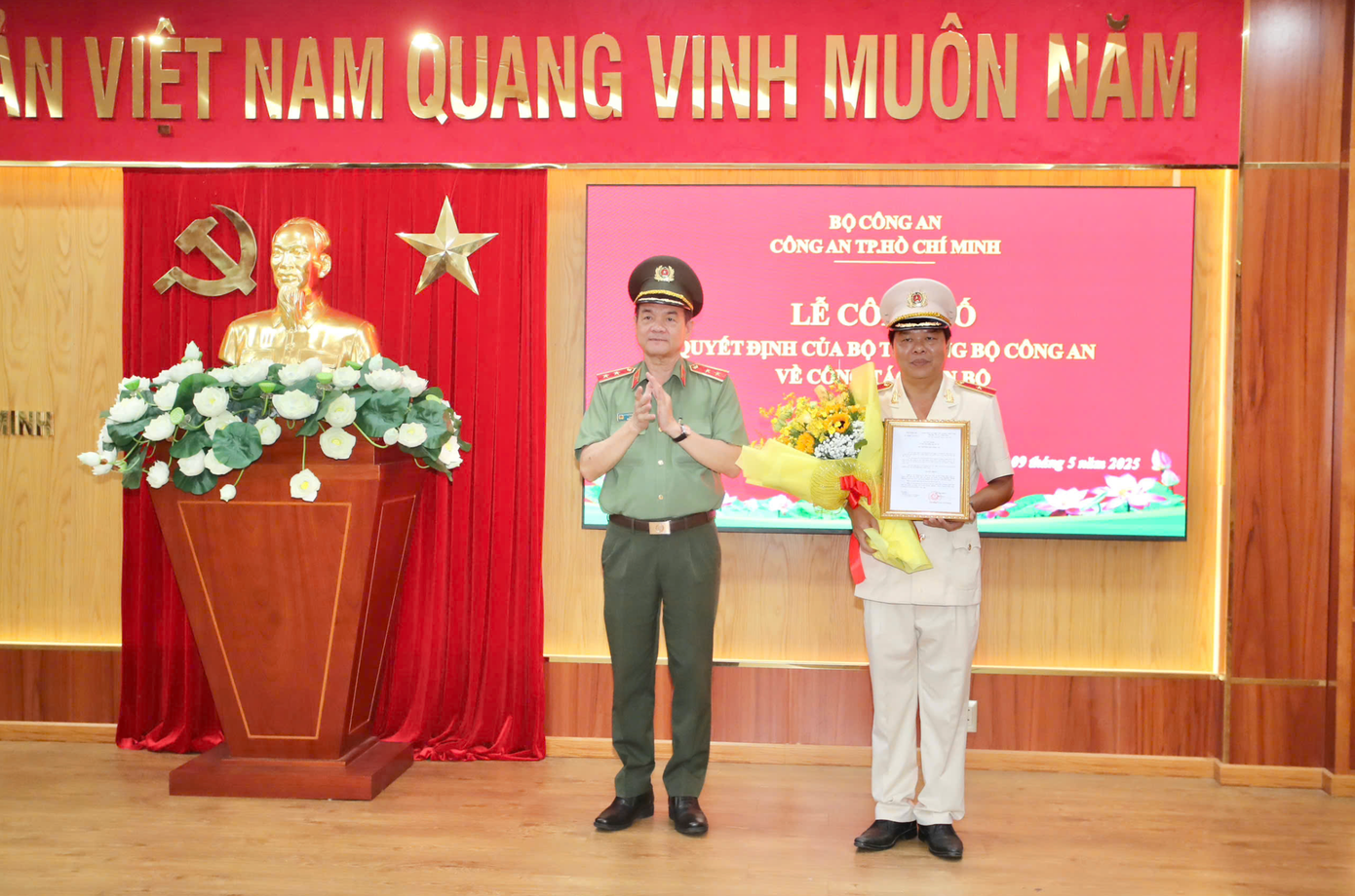 Thừa ủy quyền của Bộ trưởng Bộ Công an, Trung tướng Lê Hồng Nam, Giám đốc Công an TPHCM trao Quyết định và tặng hoa chúc mừng Thiếu tướng Nguyễn Thanh Hưởng Thừa ủy quyền của Bộ trưởng Bộ Công an, Trung tướng Lê Hồng Nam, Giám đốc Công an TPHCM trao Quyết định và tặng hoa chúc mừng Thiếu tướng Nguyễn Thanh Hưởng