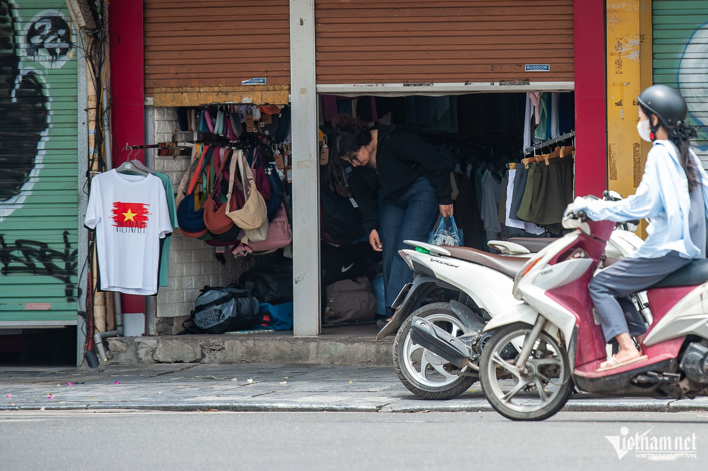 Trong chiều 4/6, nhiều cửa hàng thời trang tại khu vực phố cổ dù chỉ hé nửa cửa, bên trong tắt đèn vẫn buôn bán kiểu thập thò. Trong chiều 4/6, nhiều cửa hàng thời trang tại khu vực phố cổ dù chỉ hé nửa cửa, bên trong tắt đèn vẫn buôn bán kiểu thập thò.