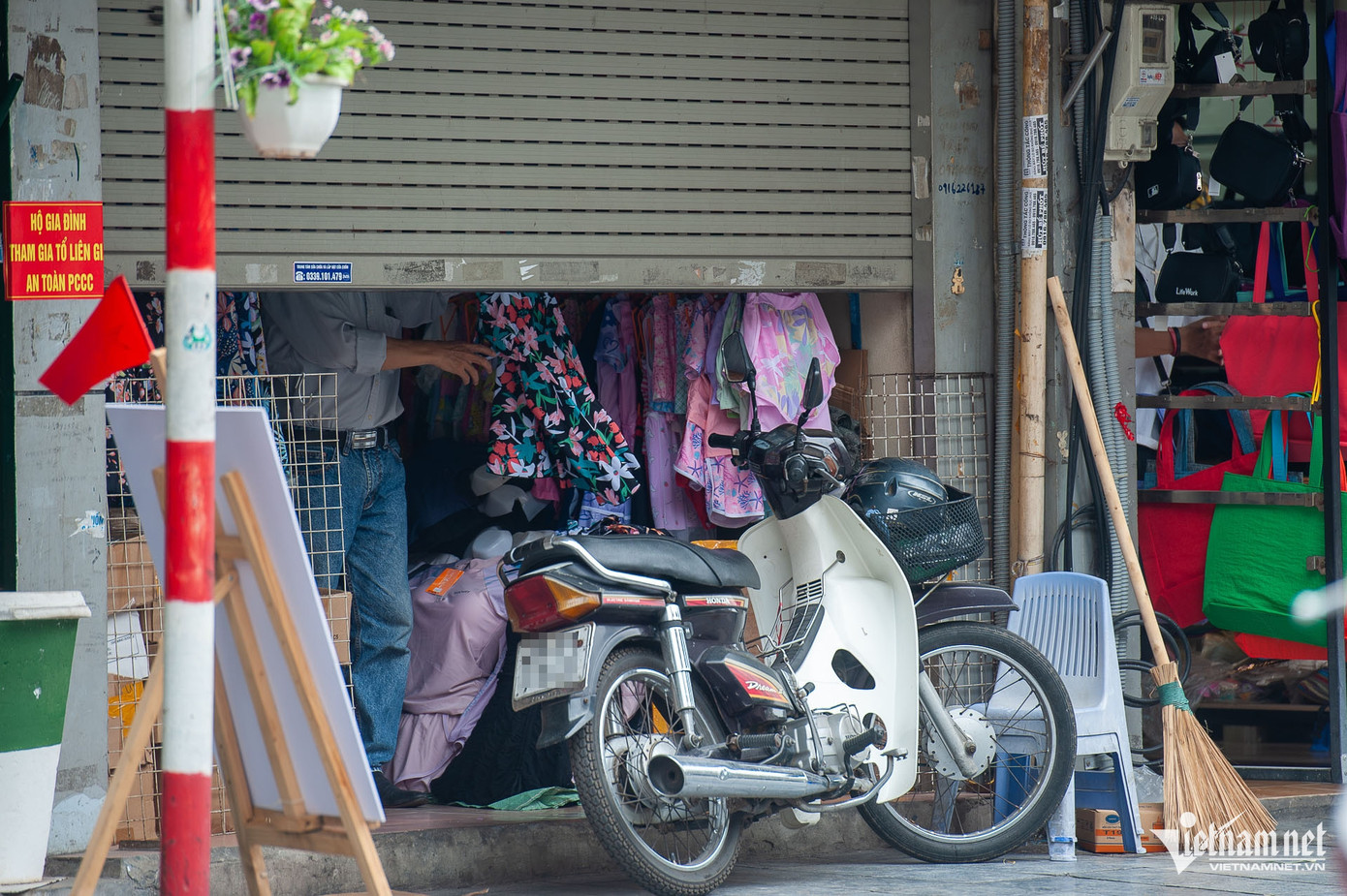 Một số cửa hàng chỉ hé cửa khi có khách vào mua. Một số cửa hàng chỉ hé cửa khi có khách vào mua.