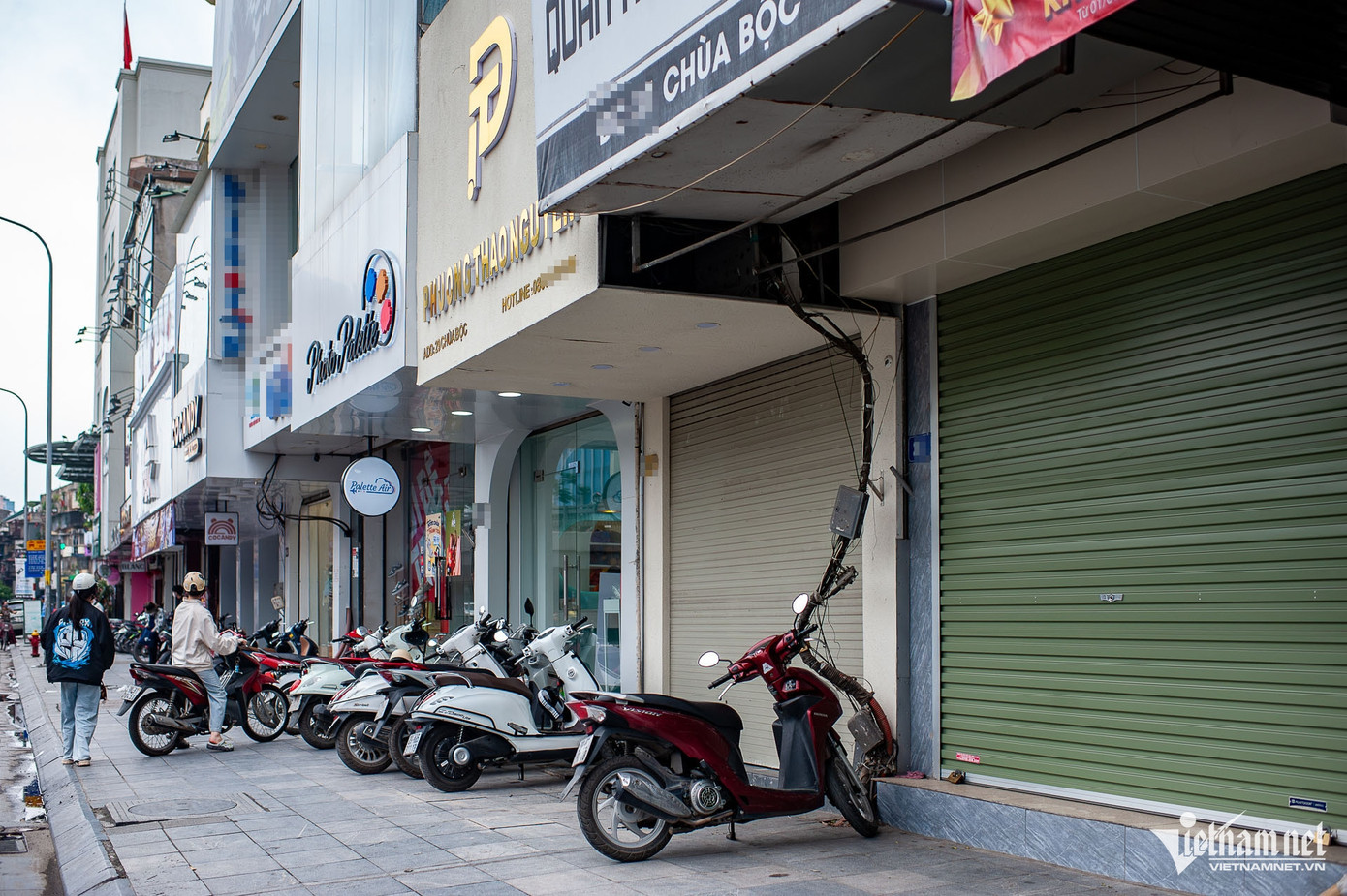 Tại phố thời trang Chùa Bộc (quận Đống Đa), nơi kinh doanh mặt hàng thời trang đông khách bậc nhất khu vực quận Đống Đa trong cảnh "cửa đóng then cài". Tại phố thời trang Chùa Bộc (quận Đống Đa), nơi kinh doanh mặt hàng thời trang đông khách bậc nhất khu vực quận Đống Đa trong cảnh "cửa đóng then cài".