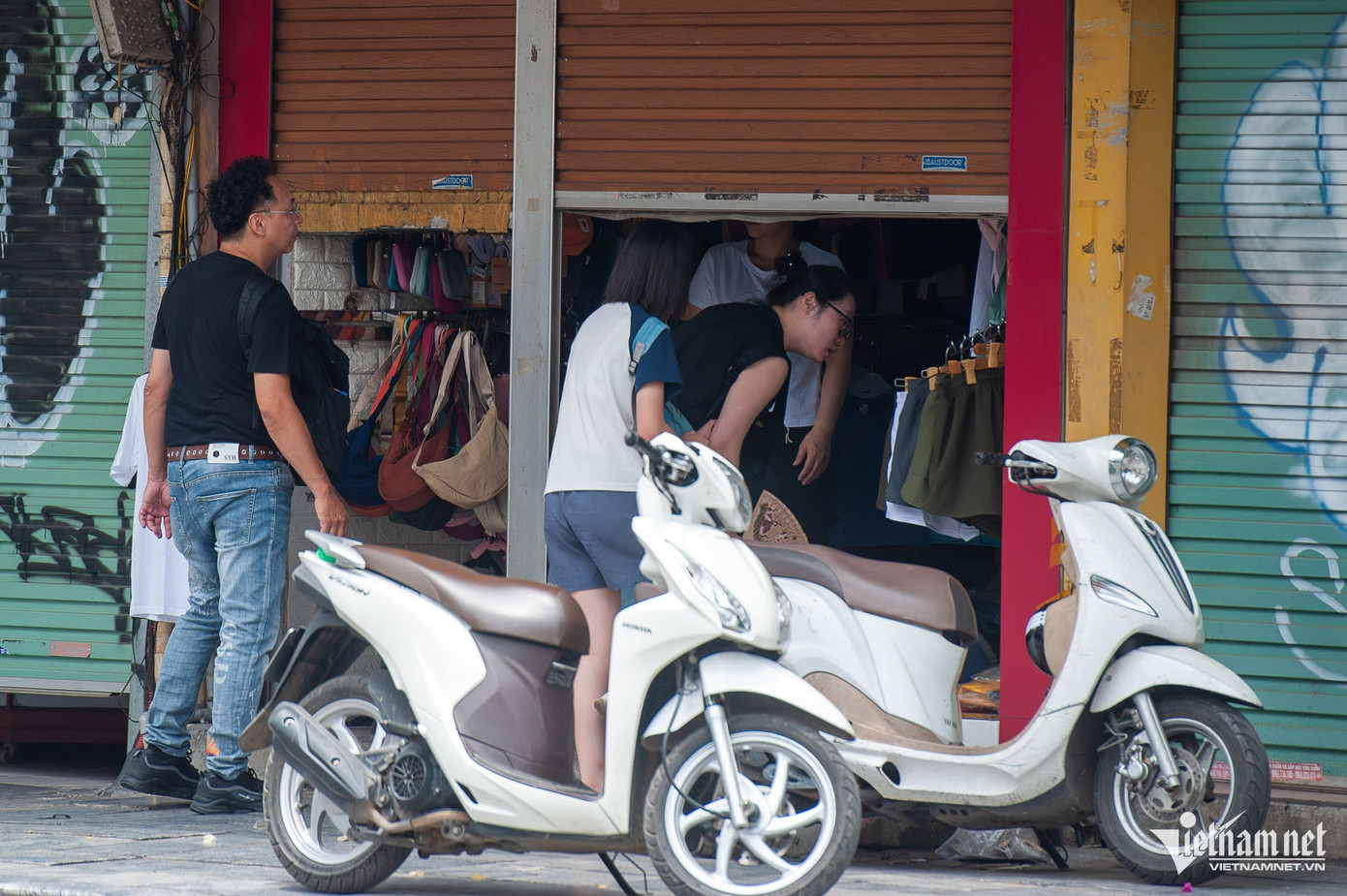 Trong chiều 4/6, nhiều cửa hàng thời trang tại khu vực phố cổ dù chỉ hé nửa cửa, bên trong tắt đèn vẫn buôn bán kiểu thập thò. Trong chiều 4/6, nhiều cửa hàng thời trang tại khu vực phố cổ dù chỉ hé nửa cửa, bên trong tắt đèn vẫn buôn bán kiểu thập thò.