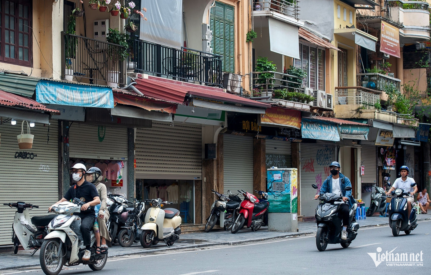 Chiều 4/6, ghi nhận của VietNamNet tại quận Hoàn Kiếm, nhiều cửa hàng tại khu phố cổ đóng cửa khác thường. Hình ảnh tại một đoạn phố Hàng Đường, hầu như không còn cảnh kinh doanh sôi động như những ngày trước. Chiều 4/6, ghi nhận của VietNamNet tại quận Hoàn Kiếm, nhiều cửa hàng tại khu phố cổ đóng cửa khác thường. Hình ảnh tại một đoạn phố Hàng Đường, hầu như không còn cảnh kinh doanh sôi động như những ngày trước.