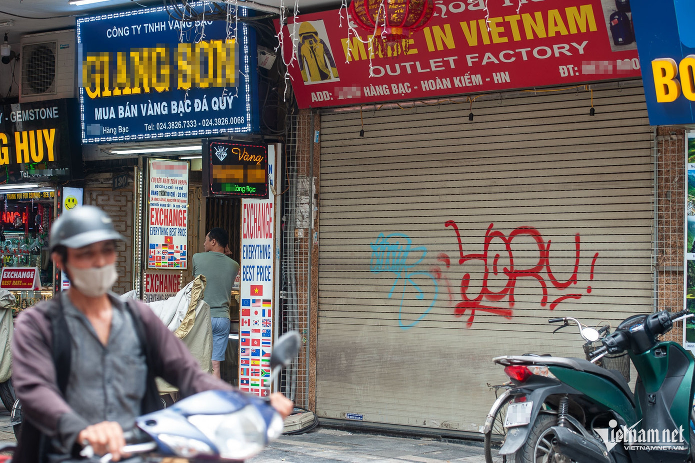 Một cửa hàng kinh doanh quần áo, đồ thời trang đặt tên "Made in VietNam" trên phố Hàng Bạc (quận Hoàn Kiếm) cùng cảnh ngộ. Một cửa hàng kinh doanh quần áo, đồ thời trang đặt tên "Made in VietNam" trên phố Hàng Bạc (quận Hoàn Kiếm) cùng cảnh ngộ.