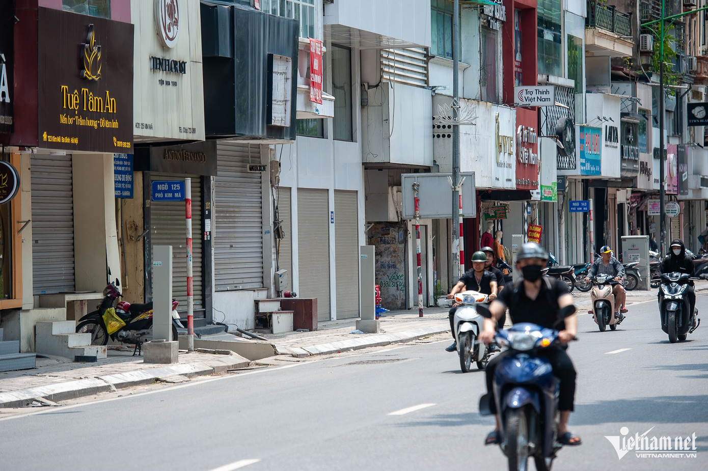 Tại đường Kim Mã (quận Ba Đình) cảnh tương tự cũng diễn ra. Nhiều cửa hàng đóng cửa, không có dấu hiệu kinh doanh. Tại đường Kim Mã (quận Ba Đình) cảnh tương tự cũng diễn ra. Nhiều cửa hàng đóng cửa, không có dấu hiệu kinh doanh.