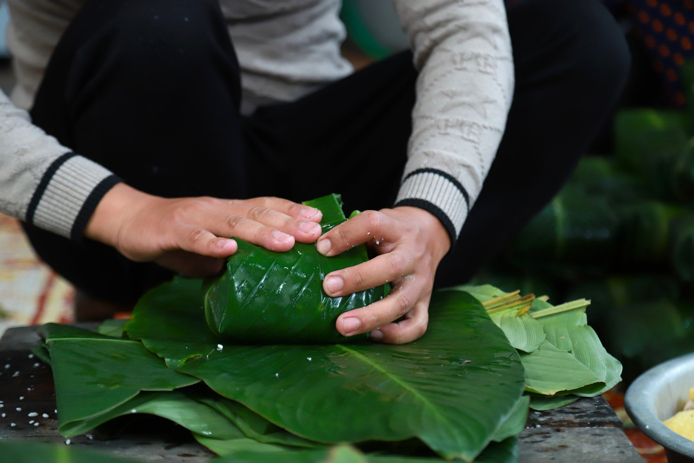 Anh Sơn cho biết bắt đầu từ ngày Rằm tháng Chạp lượng công việc đã bắt đầu nhiều hơn, đợt cao điểm rơi vào khoảng 26 đến 30 tết : “Càng cận Tết, chúng tôi làm không quản ngày đêm. Trừ những phút nghỉ ngơi ít ỏi ra, thời gian còn lại mọi người đều quây quần làm bánh. Sáng sớm khoảng 3-4h sáng đã bắt đầu công việc".