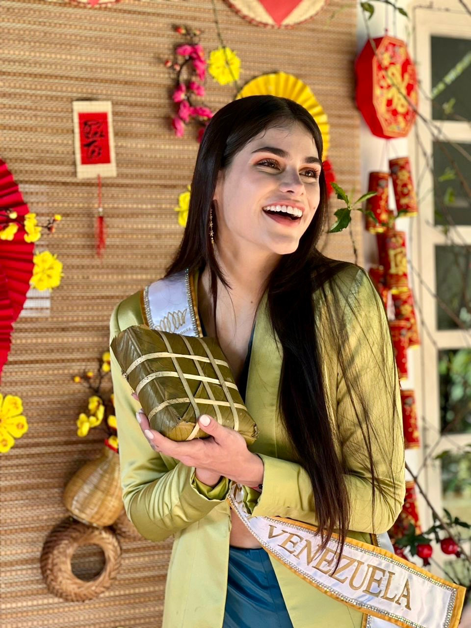 Hoa hậu Venezuela chụp hình cùng không gian Tết Việt.