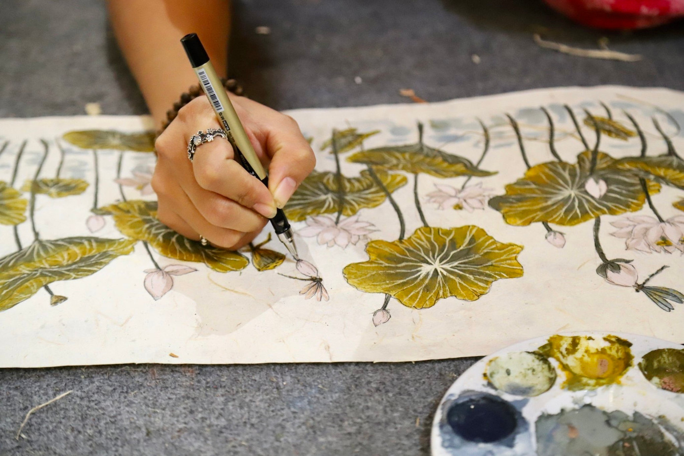 "Sau khi học về, tôi bắt đầu tìm hiểu thêm và biết được tính ứng dụng và độ đa dạng của loại giấy truyền thống này đang còn hạn chế cũng như độ tinh xảo chưa cao. Hơn nữa, người trẻ bây giờ cũng ít ai quan tâm đến giá trị truyền thống và nghệ thuật dân gian nên tôi đã trăn trở và nuôi mong muốn đưa các loại hình nghệ thuật dân tộc tới gần hơn với mọi người. Được sự động viên của bạn bè, năm 2021 tôi bắt đầu mày mò nghiên cứu tạo ra các sản phẩm ứng dụng trên giấy truyền thống", Cúc Hương cho biết thêm.