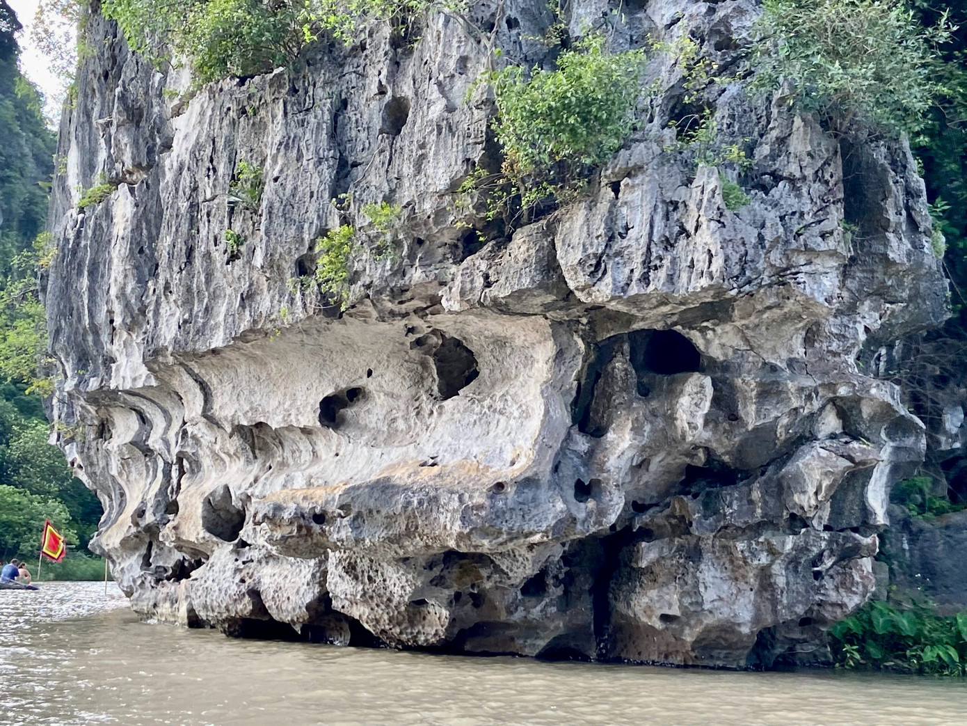 Mỏm đại bàng nằm bên dòng sông Ngô Đồng uốn lượn.