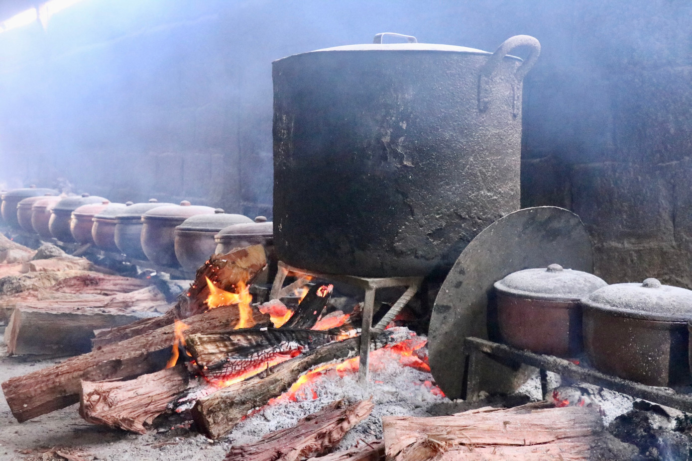 Chị Trần Thị Thu Hường - chủ một cơ sở cá kho làng Vũ Đại - cho biết ngày thường nấu được tầm khoảng 100-200 niêu và tiêu thụ ở nhiều tỉnh thành trong cả nước, chủ yếu là gửi cho khách quen. “Dịp Tết năm nay lượng khách tăng, gia đình tôi dự kiến nấu khoảng 10.000 niêu trong đó cũng đã có nhiều đơn đặt hàng từ trước. Niêu từ 800.000 - 1.000.000 đồng thì bán được nhiều, những niêu cá giá cao hơn khách đặt chúng tôi mới làm. Như mọi năm tầm khoảng từ sau 20 mọi người bắt đầu lấy nhiều nên gia đình tôi phải thuê thêm nhân lực về làm mới kịp”.