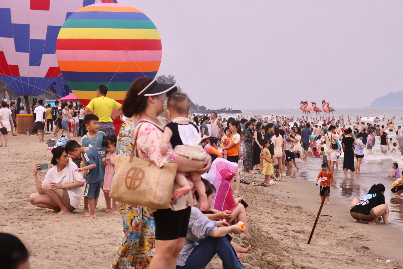 Nằm ở phía Đông Bắc huyện Hoằng Hóa, xã ven biển Hoằng Trường sở hữu đường bờ biển dài gần 5 km và 2,1 km đường sông. Nơi đây có cửa sông Lạch Trường - bên này là Hoằng Trường (Hoằng Hóa), bên kia là huyện Hậu Lộc. Với sự “hội tụ” cả núi, sông, biển... đã tạo nên cho Hoằng Trường - Lạch Trường không gian cảnh quan thiên nhiên tươi đẹp.