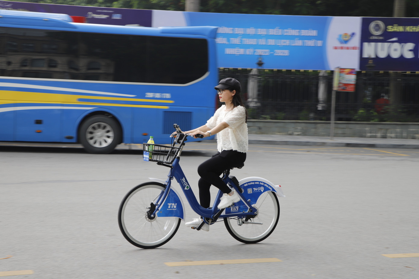 Sáng cùng ngày, UBND Thành phố Hà Nội đã có công văn gửi các sở, ban ngành có liên quan chấp thuận việc triển khai thí điểm dịch vụ xe đạp đô thị trên địa bàn Thành phố theo đề xuất của Sở Giao thông vận tải; giao sở Văn hóa và Thể thao, UBND quận Hoàn Kiếm căn cứ chức năng nhiệm vụ được giao hướng dẫn Công ty cổ phần Tập đoàn Trí Nam tổ chức lễ khai trương dịch vụ xe đạp đô thị theo quy định; đề nghị Công ty cổ phần Tập đoàn Trí Nam chủ động phối hợp với các cơ quan, đơn vị có liên quan triển khai thực hiện đúng chỉ đạo, đồng thời có văn bản cam kết thực hiện đầy đủ các nội dung theo đề nghị của Sở Giao thông vận tải. Sáng cùng ngày, UBND Thành phố Hà Nội đã có công văn gửi các sở, ban ngành có liên quan chấp thuận việc triển khai thí điểm dịch vụ xe đạp đô thị trên địa bàn Thành phố theo đề xuất của Sở Giao thông vận tải; giao sở Văn hóa và Thể thao, UBND quận Hoàn Kiếm căn cứ chức năng nhiệm vụ được giao hướng dẫn Công ty cổ phần Tập đoàn Trí Nam tổ chức lễ khai trương dịch vụ xe đạp đô thị theo quy định; đề nghị Công ty cổ phần Tập đoàn Trí Nam chủ động phối hợp với các cơ quan, đơn vị có liên quan triển khai thực hiện đúng chỉ đạo, đồng thời có văn bản cam kết thực hiện đầy đủ các nội dung theo đề nghị của Sở Giao thông vận tải.