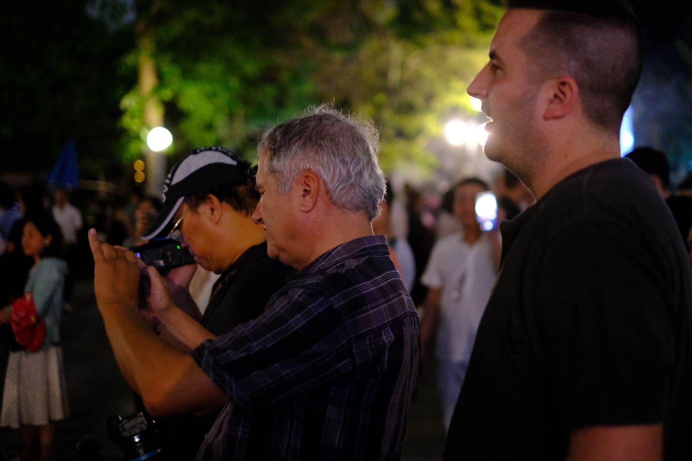 Nhiều du khách nước ngoài thích thú khi được tham dự phiên chợ tình vùng cao giữa lòng Thủ đô.