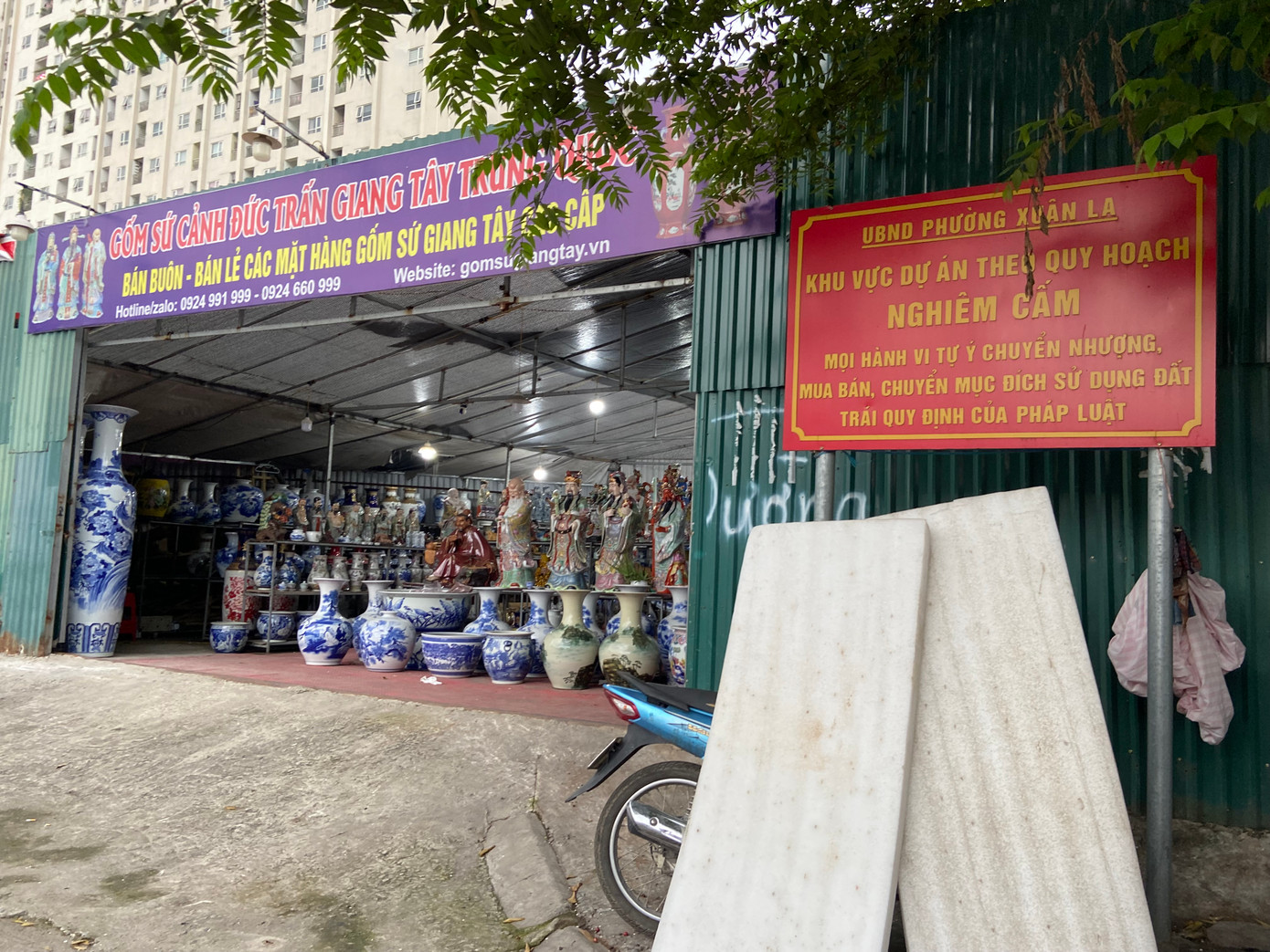 Ngay tại nơi đặt biển nghiêm cấm của UBND Phường Xuân La nhưng công trình "không phép" vẫn ngang nhiên mọc lên và tồn tại suốt nhiều năm qua. Ngay tại nơi đặt biển nghiêm cấm của UBND Phường Xuân La nhưng công trình "không phép" vẫn ngang nhiên mọc lên và tồn tại suốt nhiều năm qua.