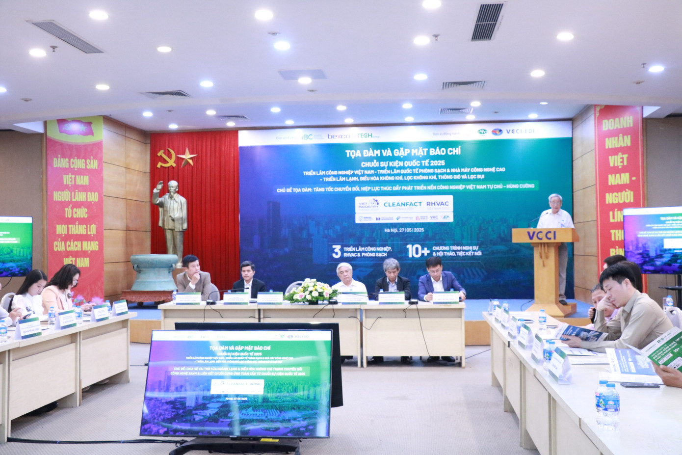 Quang cảnh tọa đàm "Tăng tốc chuyển đổi, hiệp lực thúc đẩy phát triển nền công nghiệp Việt Nam tự chủ hùng cường".