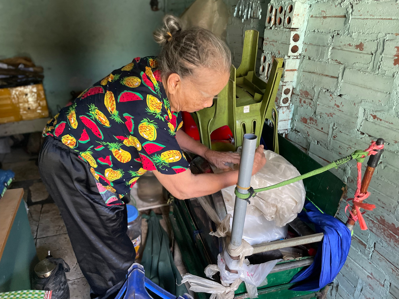 Trong ảnh là bà Lê Thụy Bình (87 tuổi quê ở Bắc Ninh). Bà bán nước trong chợ, cứ mỗi trưa đến bà lại đẩy xe hàng từ chợ về phòng để nghỉ ngơi.