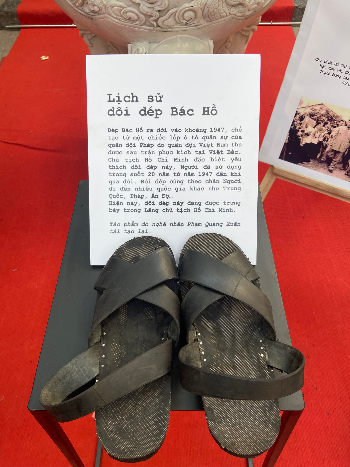 Hình ảnh đôi dép đã theo Bác suốt những năm tháng kháng chiến được nghệ nhân Phạm Quang Xuân tái tạo lại.