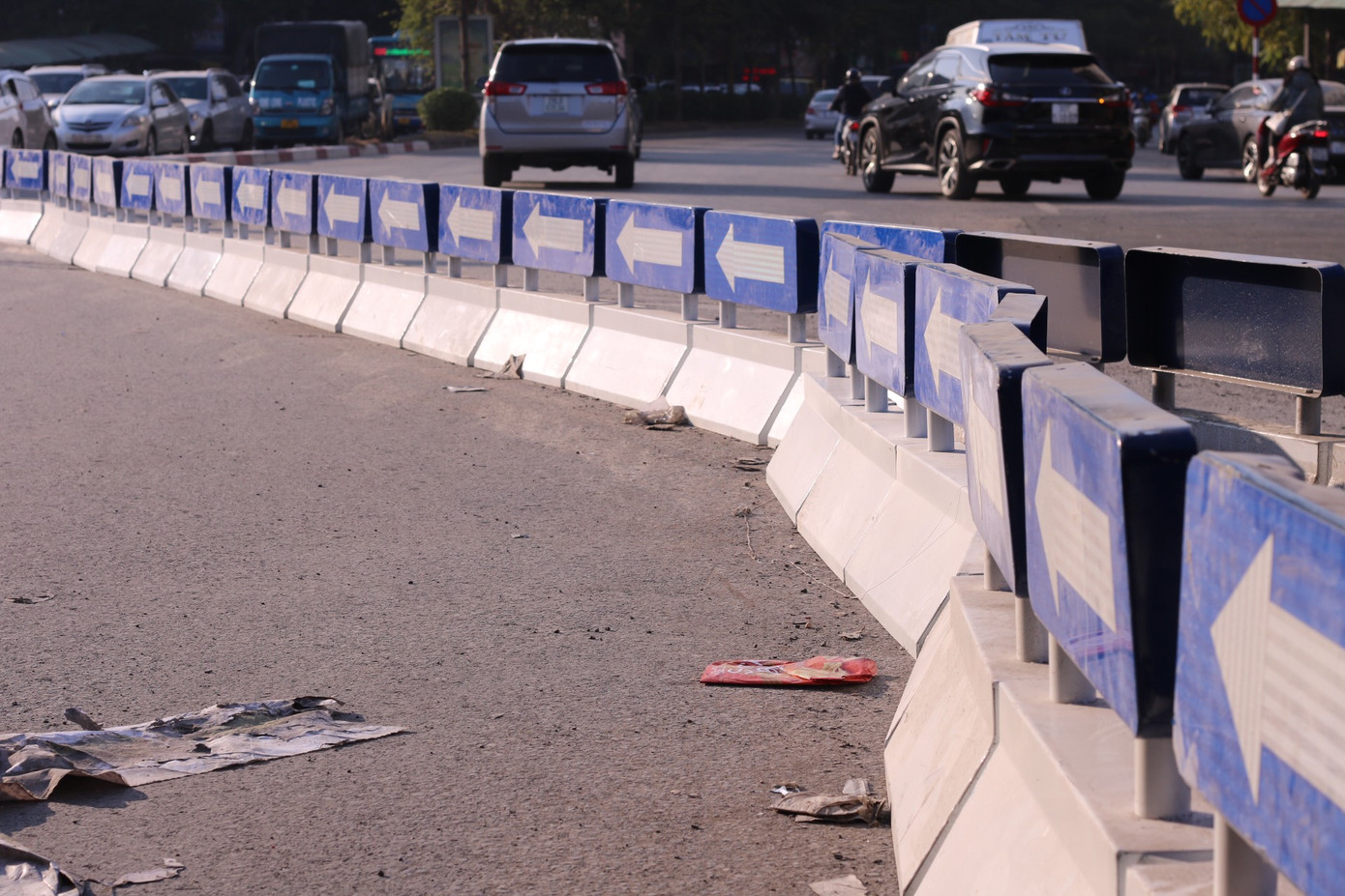 Dải phân cách đã được dựng để phân làn đường.