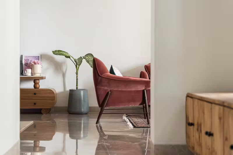 Ngôi nhà có 3 tầng, thiết kế tầng trệt là không gian sinh hoạt chung như sân trong, phòng khách, phòng bếp. Tầng hai là phòng ngủ và trên tầng 3 là phòng lounge kèm sân hiên là góc nghỉ ngơi, thư giãn lý tưởng của cả gia đình.