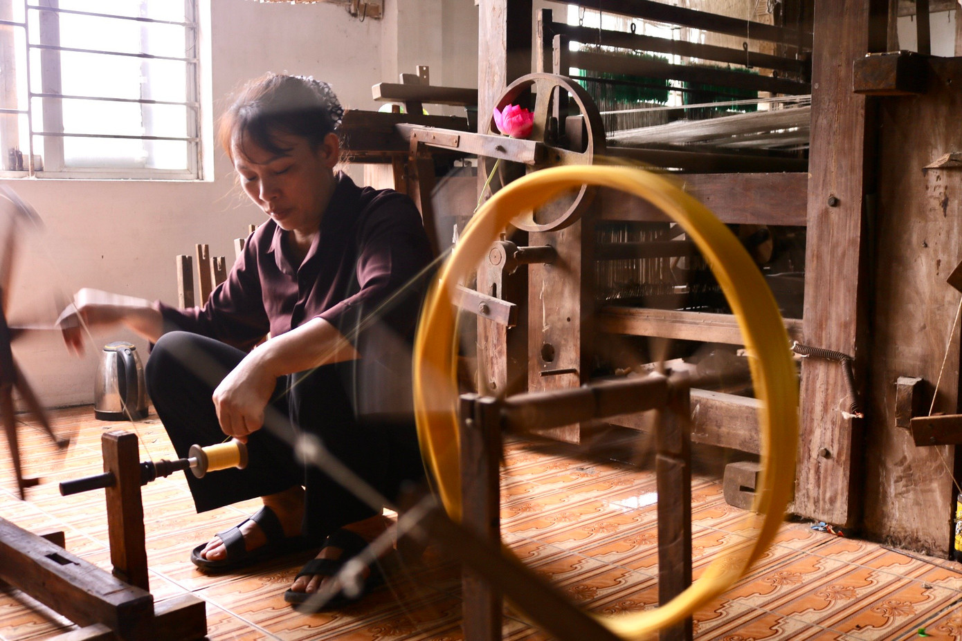 Sau quá trình tách sợi và làm sạch, tơ sẽ được cho vào các guồng quay để tạo thành từng bó khoảng một kg rồi đem phơi khô. Sau quá trình tách sợi và làm sạch, tơ sẽ được cho vào các guồng quay để tạo thành từng bó khoảng một kg rồi đem phơi khô.