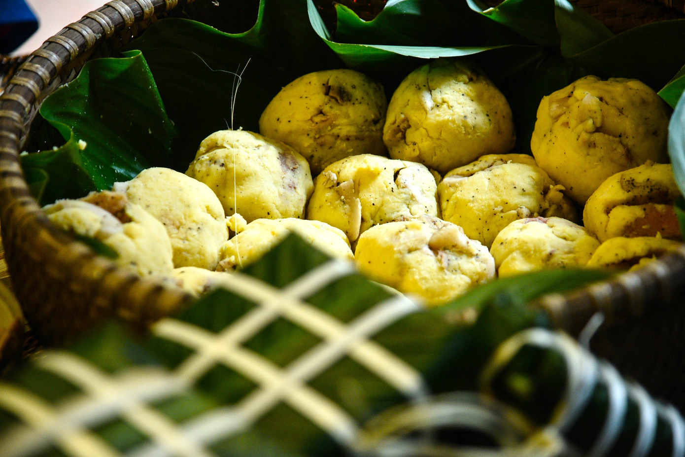 Đỗ xanh làm nhân được chọn lọc kỹ sau đó hấp chín rồi đánh tơi và vo thành cục có trọng lượng vừa đủ.