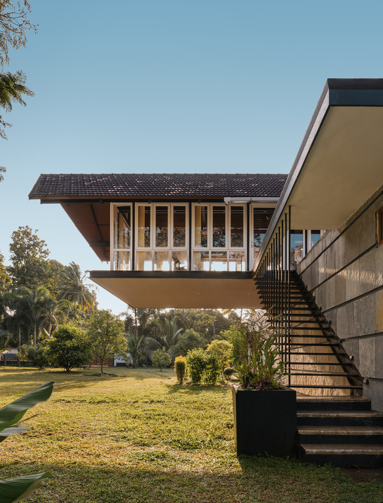 Các không gian sinh hoạt không còn bị giới hạn bởi bốn bức tường cố định mà được "phân mảnh" thành các khối nhà độc lập, liên kết bằng hành lang mái bằng.