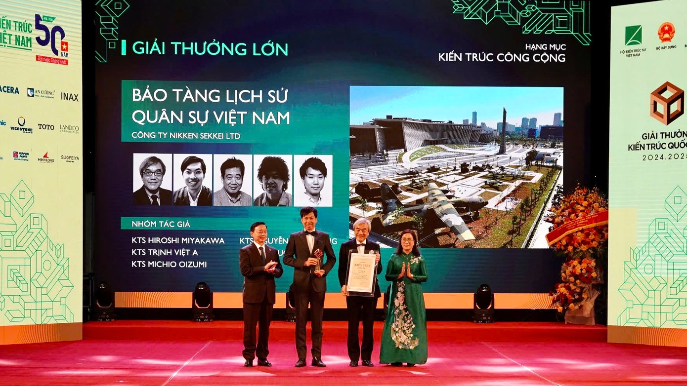 Phó Thủ tướng Chính phủ Trần Hồng Hà trao giấy chứng nhận cho nhóm tác giả đạt Giải thưởng Lớn. Phó Thủ tướng Chính phủ Trần Hồng Hà trao giấy chứng nhận cho nhóm tác giả đạt Giải thưởng Lớn.