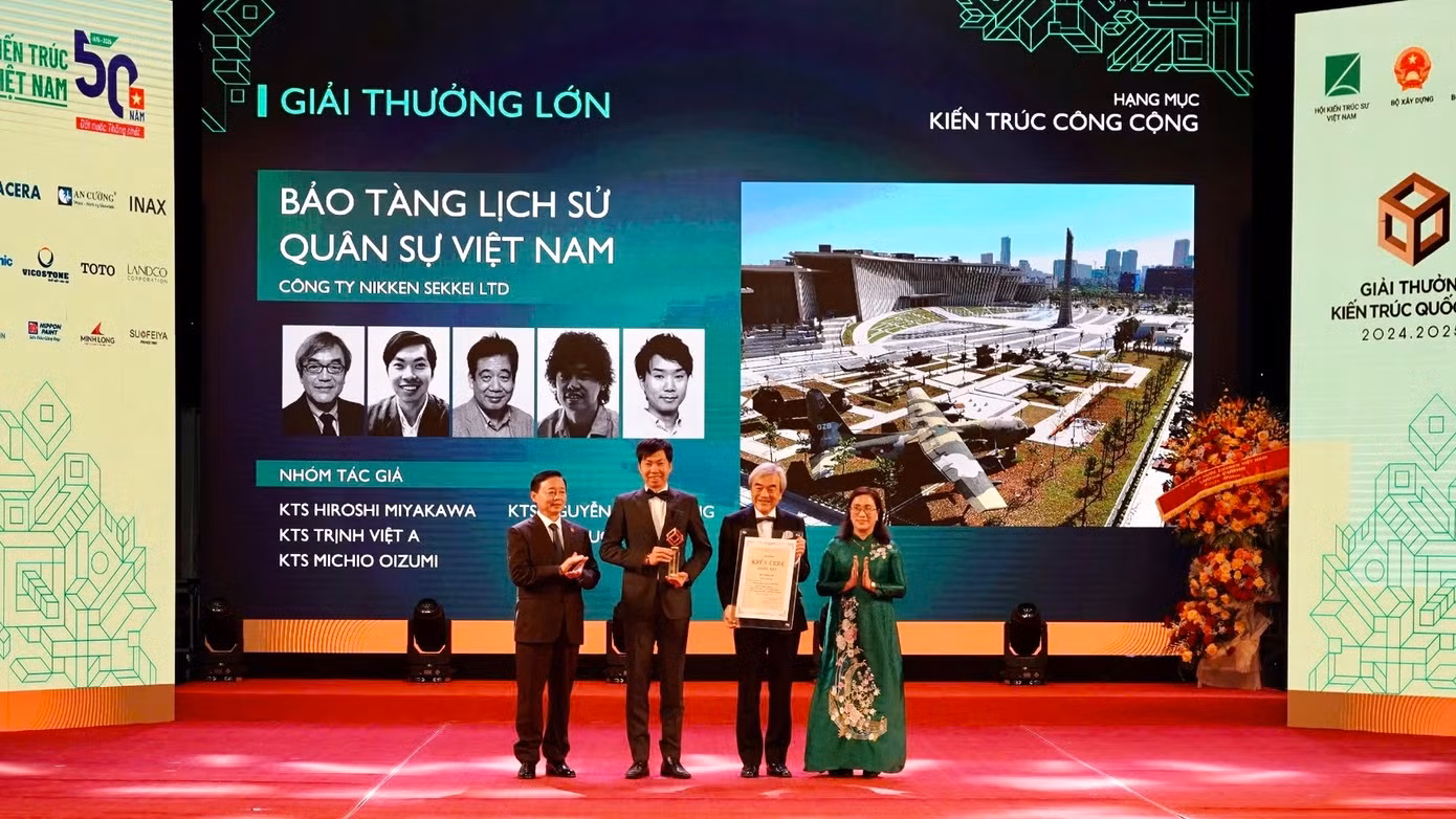 Phó Thủ tướng Chính phủ Trần Hồng Hà trao giấy chứng nhận cho nhóm tác giả đạt Giải thưởng Lớn.