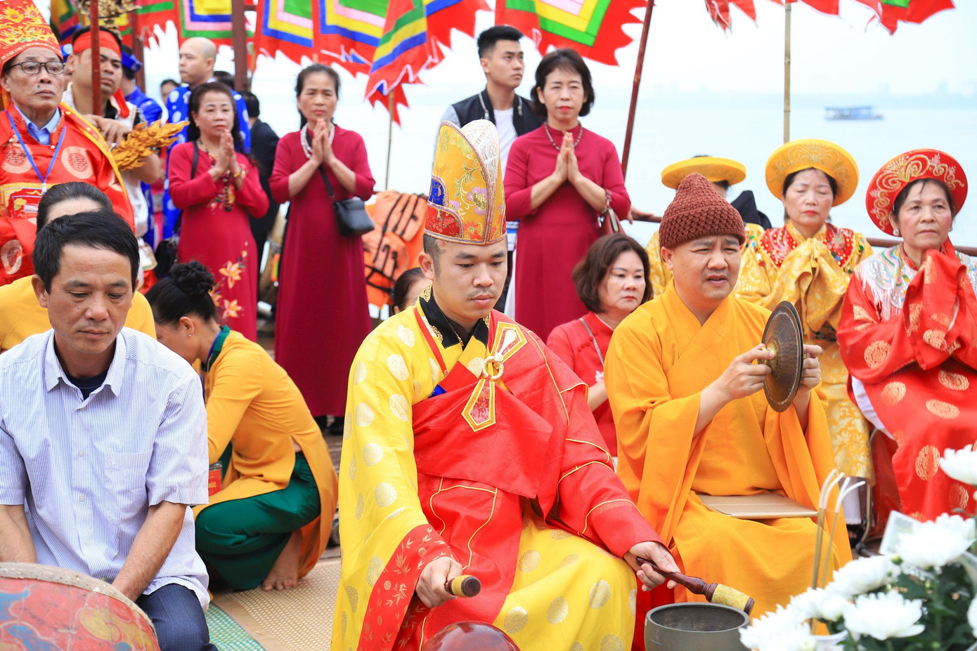 "Gần như làng nào trong đồng bằng Bắc Bộ cũng đều có lễ rước nước này. Mỗi một làng có một điều kiện khác nhau, như làng tôi gần sông nên sẽ ra sông lấy nước về để tế thánh còn những làng khác không có sông thì người ta có cái hồ rất rộng đằng trước cửa đình để người ta lấy nước mang về cúng thánh cả năm và mong ước của người dân là làm sao mưa thuận gió hòa cả năm, mùa màng tốt tươi, con cái học hành tiến bộ", ông Hưng cho biết thêm.