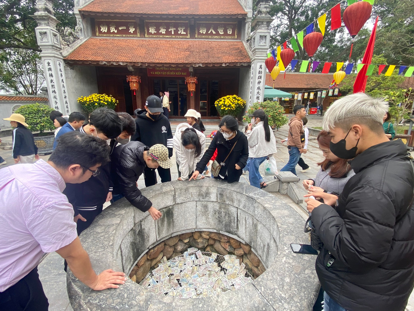 Giếng nước tại cổng khu di tích là nơi được người thả tiền xuống với mong cầu rước về tài lộc trong ngày đầu năm mới. Tại đây, ban quản lý di tích đã dùng lưới để che chắn để tránh tiền rơi xuống nước.