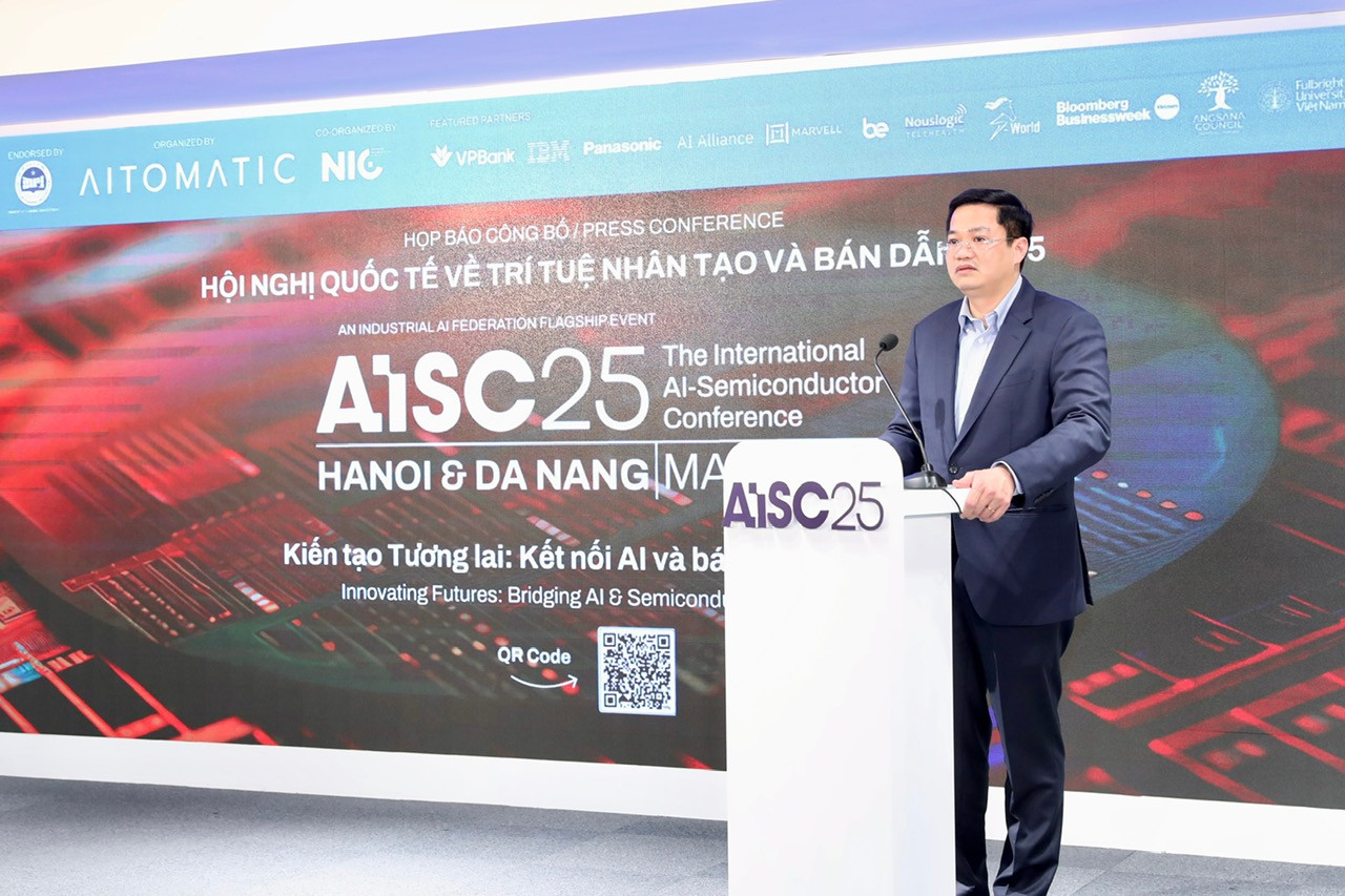 Thứ trưởng Bộ Kế hoạch và Đầu tư Nguyễn Đức Tâm phát biểu tại họp báo.