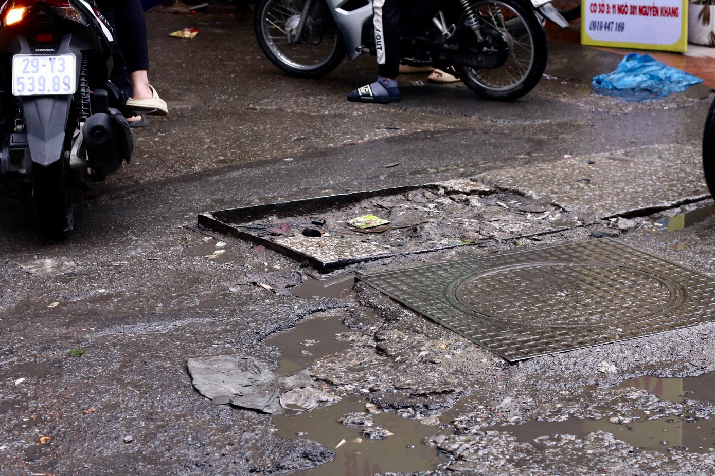 Nhiều người dân sống trong con ngõ này cho biết vào những giờ cao điểm, con đường này lúc nào cũng tắc cứng hàng tiếng đồng hồ. Trong ảnh: Mặt đường gồ ghề, chằng chịt ổ voi, ổ gà.