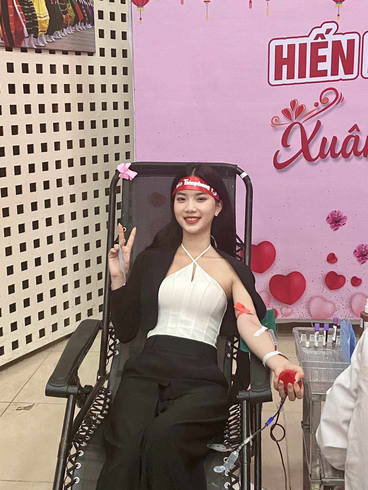 Người đẹp Hoàng Hương Giang chia sẻ: “Đây là lần thứ 2 mình đi hiến máu, mặc dù vẫn rất run nhưng mình cũng cảm thấy vui khi có thể góp chút sức nhỏ của mình cho hành trình cứu sống những bệnh nhân mắc những căn bệnh về máu”. Hương Giang hi vọng thông qua chương trình có thể lan tỏa được những nghĩa cử cao đẹp, tạo động lực để các bạn trẻ đóng góp nhiều hơn.