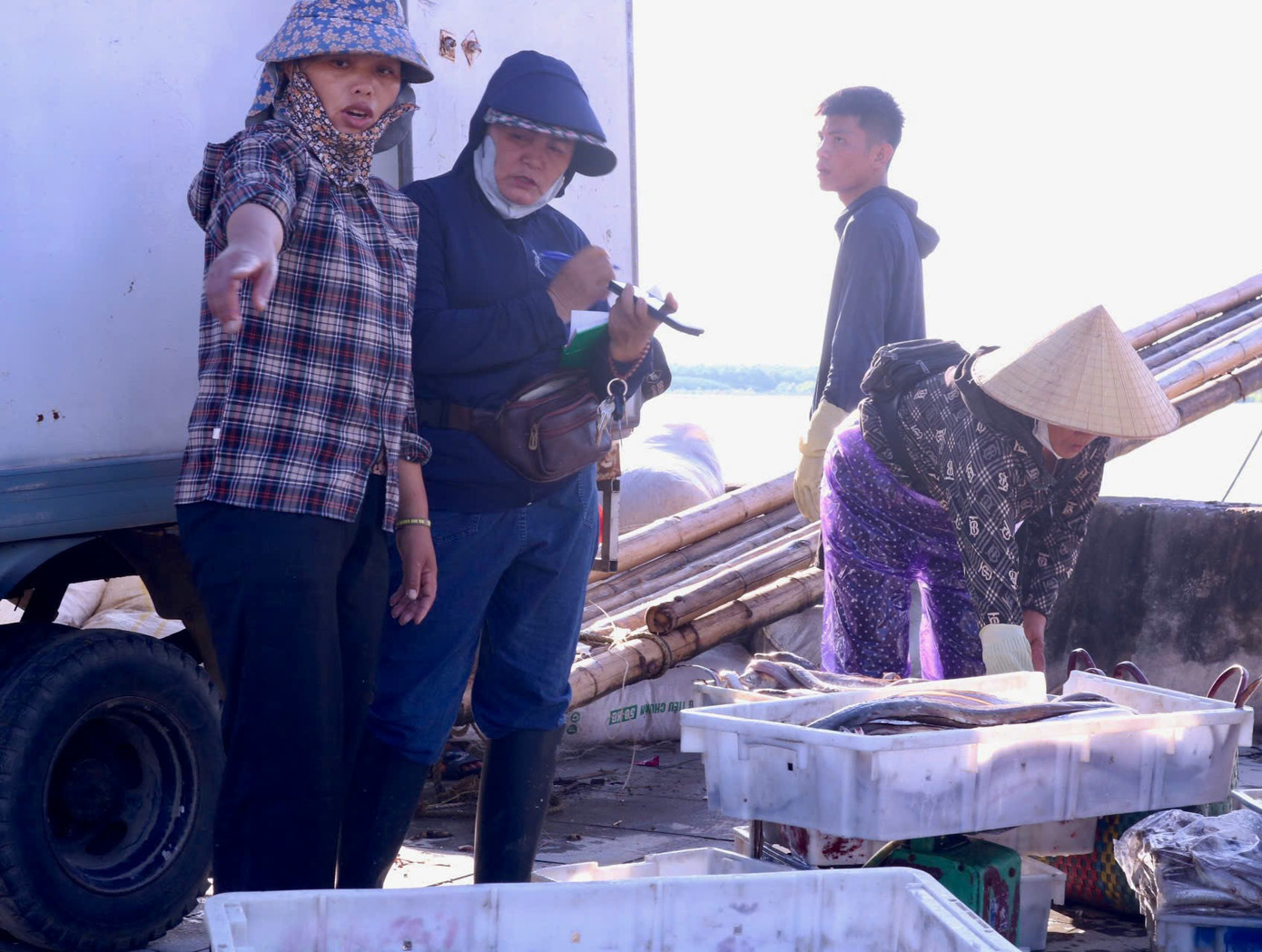 Nhiều tiểu thương cũng đến nhập hàng về bán lại cho kịp phiên chợ buổi chiều.