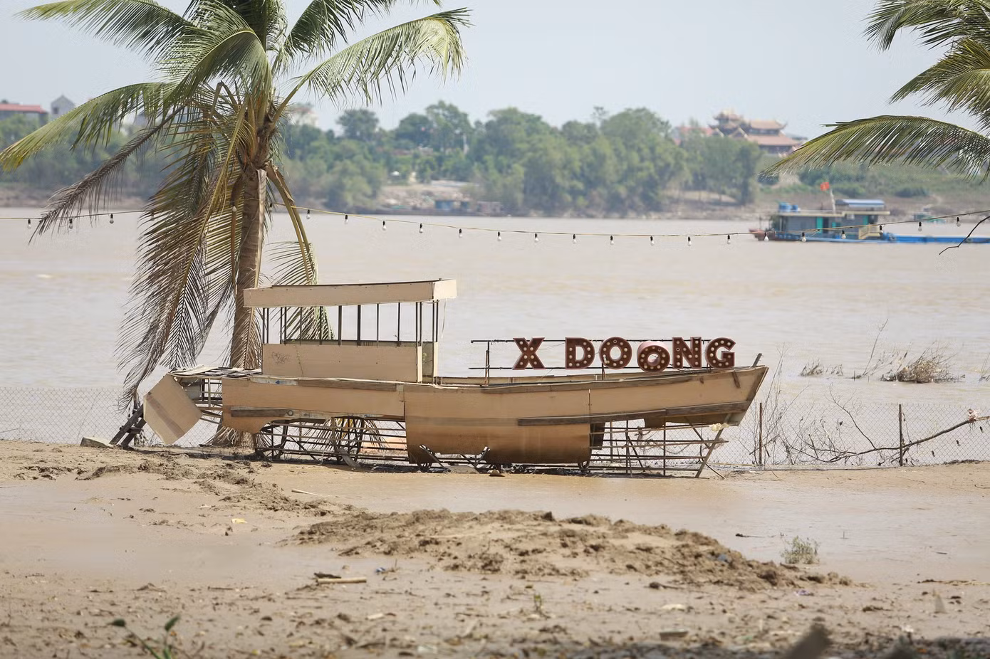 Nhiều tiểu cảnh, đồ trang trí để check-in hot hit một thời giờ ám màu bùn đất, bụi bặm.