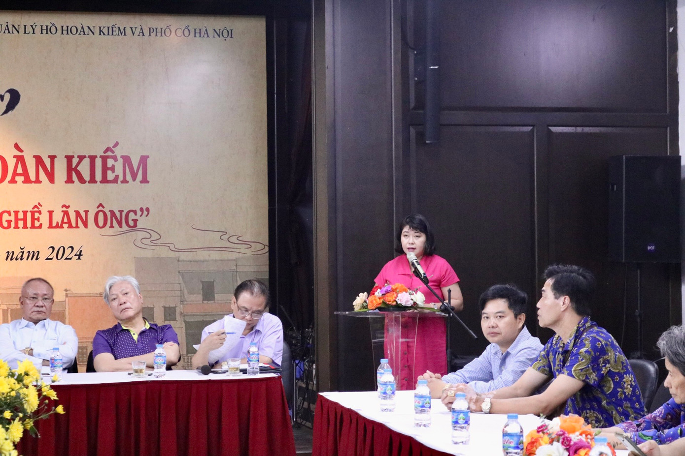 Thạc sĩ Phạm Thị Thanh Nhàn (Trưởng phòng y tế quận Hoàn Kiếm) góp ý tại tọa đàm.