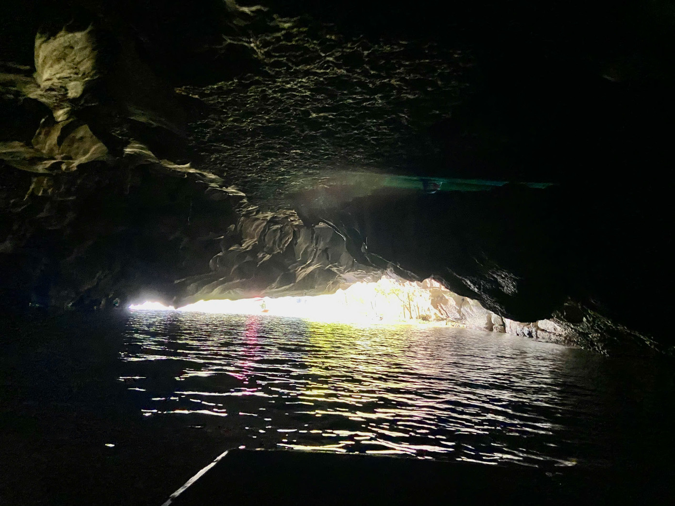 Tiến sâu vào trong hang chỉ thấy một màu đen, những người lái đò xác định hướng đi theo kinh nghiệm và lần theo ánh sáng le lói phía đầu ra.