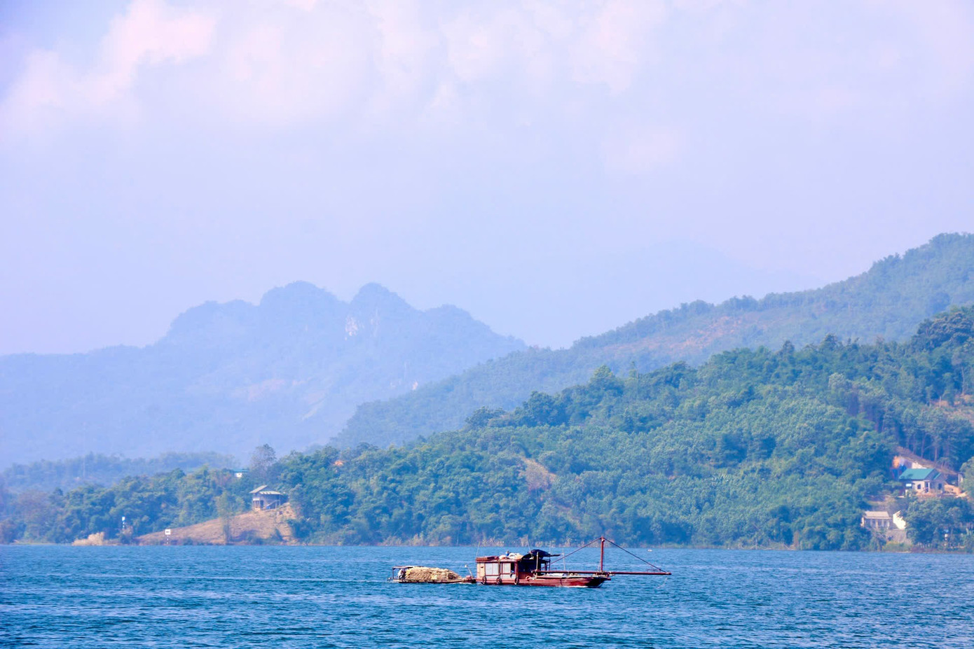 Ông Lưu Huy Linh - Phó Giám đốc Sở Văn hóa, Thể Thao và Du lịch tỉnh Hòa Bình - cho biết hiện nay tỉnh đang tập trung phát triển khu du lịch hồ Hòa Bình thành khu du lịch quốc gia. Theo đó, tỉnh tập trung lãnh đạo các sở, ngành, cơ quan chức năng tiếp tục đầu tư về hạ tầng nhất là đường giao thông, điện nước, vệ sinh… Đối với các nhà đầu tư, tỉnh cũng đang tiếp tục xây dựng cơ chế chính sách để khuyến khích, thu hút đầu tư đối với khu vực hồ Hòa Bình, đặc biệt là phát triển các sản phẩm du lịch có chất lượng cao, gắn với du lịch sinh thái vùng hồ như homestay, khu nghỉ dưỡng, các món ăn bản địa…