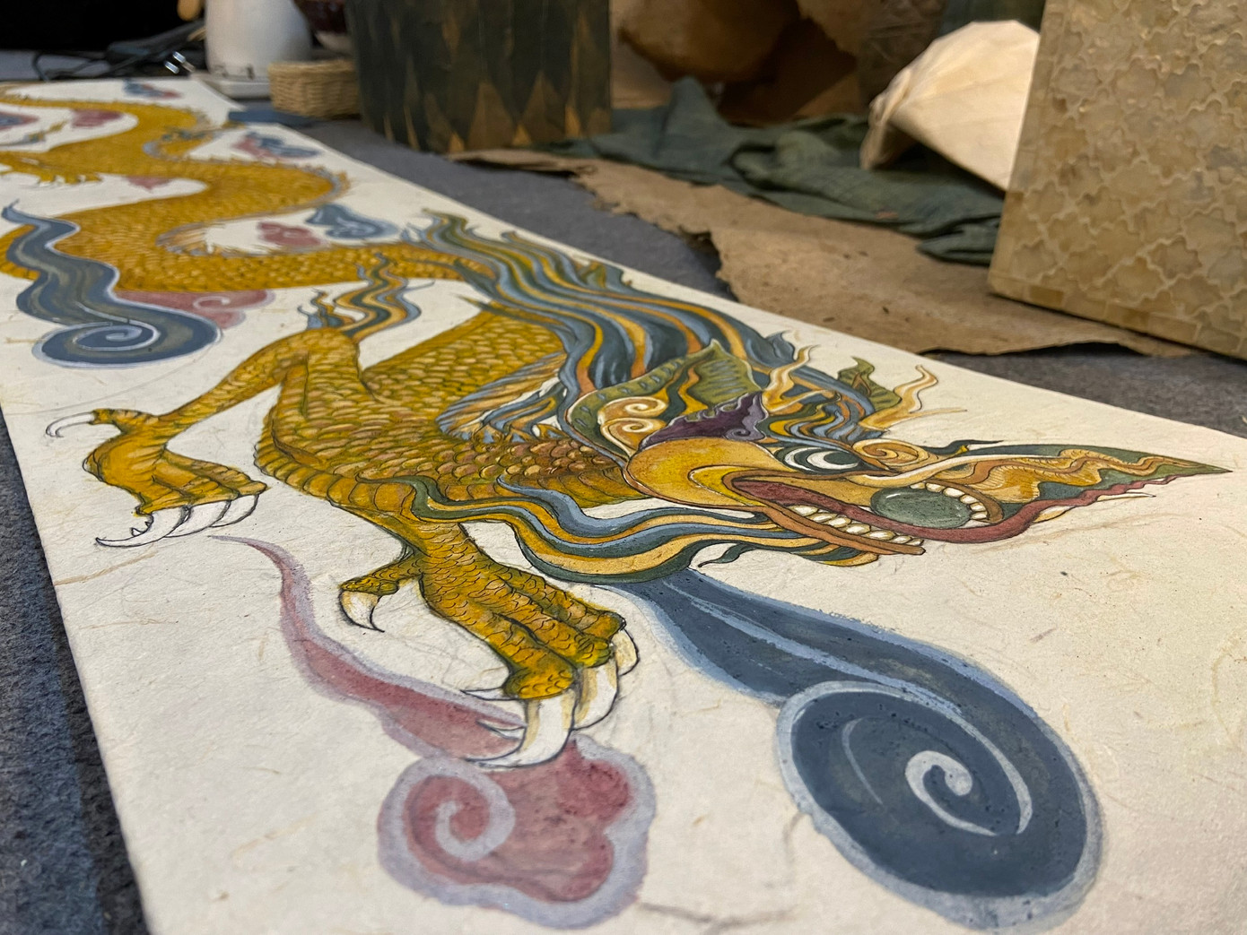 "Sau khi học về, tôi bắt đầu tìm hiểu thêm và biết được tính ứng dụng và độ đa dạng của loại giấy truyền thống này đang còn hạn chế cũng như độ tinh xảo chưa cao. Hơn nữa, người trẻ bây giờ cũng ít ai quan tâm đến giá trị truyền thống và nghệ thuật dân gian nên tôi đã trăn trở và nuôi mong muốn đưa các loại hình nghệ thuật dân tộc tới gần hơn với mọi người. Được sự động viên của bạn bè, năm 2021 tôi bắt đầu mày mò nghiên cứu tạo ra các sản phẩm ứng dụng trên giấy truyền thống", Cúc Hương cho biết thêm.