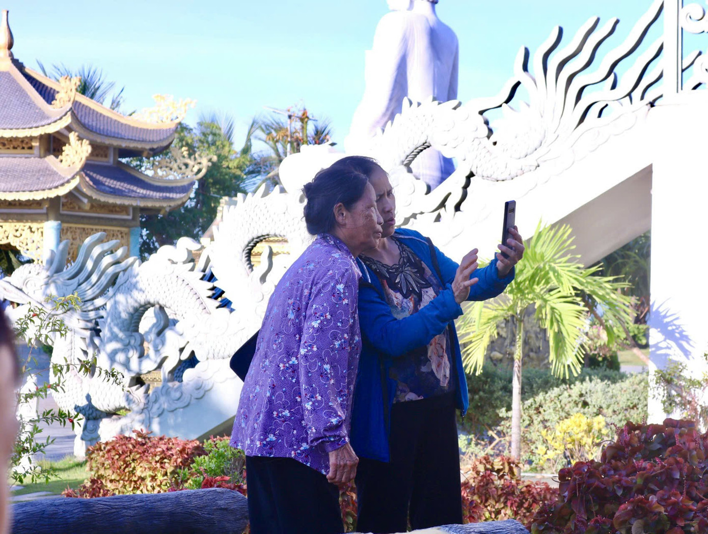 Khách đến dâng hương, tham quan chùa không quên chụp lại vài tấm hình để làm kỷ niệm.