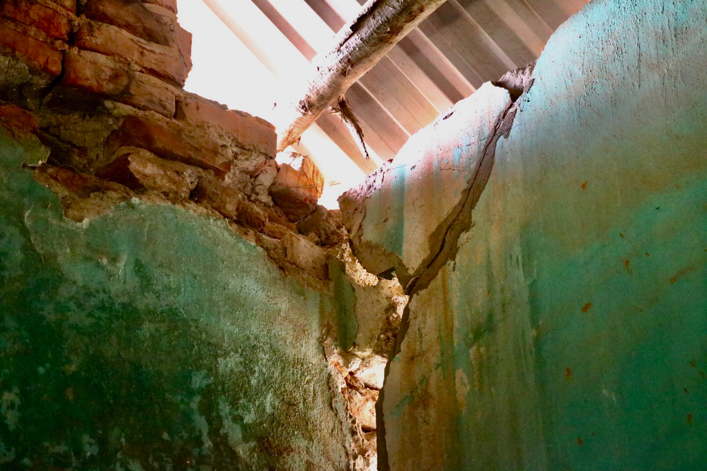 Theo người dân sống tại đây, mỗi căn nhà tại khu tập thể có diện tích khoảng 15 - 35 mét vuông. Tại đây mùa đông thì lạnh, mùa hè thì nóng, mỗi lần trời mưa, nước mưa cứ theo vết thủng trên nóc nhà mà chảy xuống nền nhà.