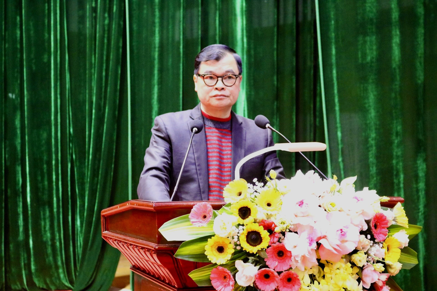 Phát biểu tại chương trình, nhà báo Bùi Hữu Lộc cho biết: Năm 2024, Chủ Nhật Đỏ bước sang năm thứ XVI, diễn ra từ tháng 11/2023 đến hết tháng 3/2024 tại 45 tỉnh, thành phố. Dự kiến Chủ Nhật Đỏ 2024 sẽ huy động khoảng hơn 100.000 người tham dự và hiến máu, tiếp nhận khoảng 45.000 - 50.000 đơn vị máu. Tính đến thời điểm hiện tại, Chủ Nhật Đỏ 2024 đã tổ chức tại 24 tỉnh, thành phố với 48 điểm hiến máu. Số lượng máu tiếp nhận là 26.478 đơn vị máu. Nhiều năm qua, báo Tiền Phong đã phối hợp với Học viện KTQS tổ chức thành công chương trình Chủ Nhật Đỏ với mục đích cao đẹp, mang giọt máu ấm đến với những người nghèo. Phát biểu tại chương trình, nhà báo Bùi Hữu Lộc cho biết: Năm 2024, Chủ Nhật Đỏ bước sang năm thứ XVI, diễn ra từ tháng 11/2023 đến hết tháng 3/2024 tại 45 tỉnh, thành phố. Dự kiến Chủ Nhật Đỏ 2024 sẽ huy động khoảng hơn 100.000 người tham dự và hiến máu, tiếp nhận khoảng 45.000 - 50.000 đơn vị máu. Tính đến thời điểm hiện tại, Chủ Nhật Đỏ 2024 đã tổ chức tại 24 tỉnh, thành phố với 48 điểm hiến máu. Số lượng máu tiếp nhận là 26.478 đơn vị máu. Nhiều năm qua, báo Tiền Phong đã phối hợp với Học viện KTQS tổ chức thành công chương trình Chủ Nhật Đỏ với mục đích cao đẹp, mang giọt máu ấm đến với những người nghèo.