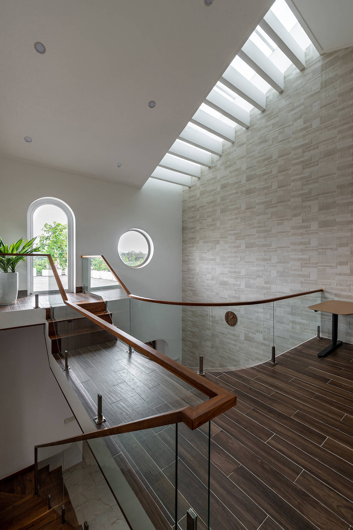 Điểm đặc biệt của ngôi nhà chính là không gian thông tầng và giếng trời giữa nhà. Đây là không gian trọng tâm liên kết toàn bộ các không gian khác và cũng là nơi lấy ánh sáng tự nhiên cũng như đối lưu, luân chuyển không khí tươi mới cho căn nhà.