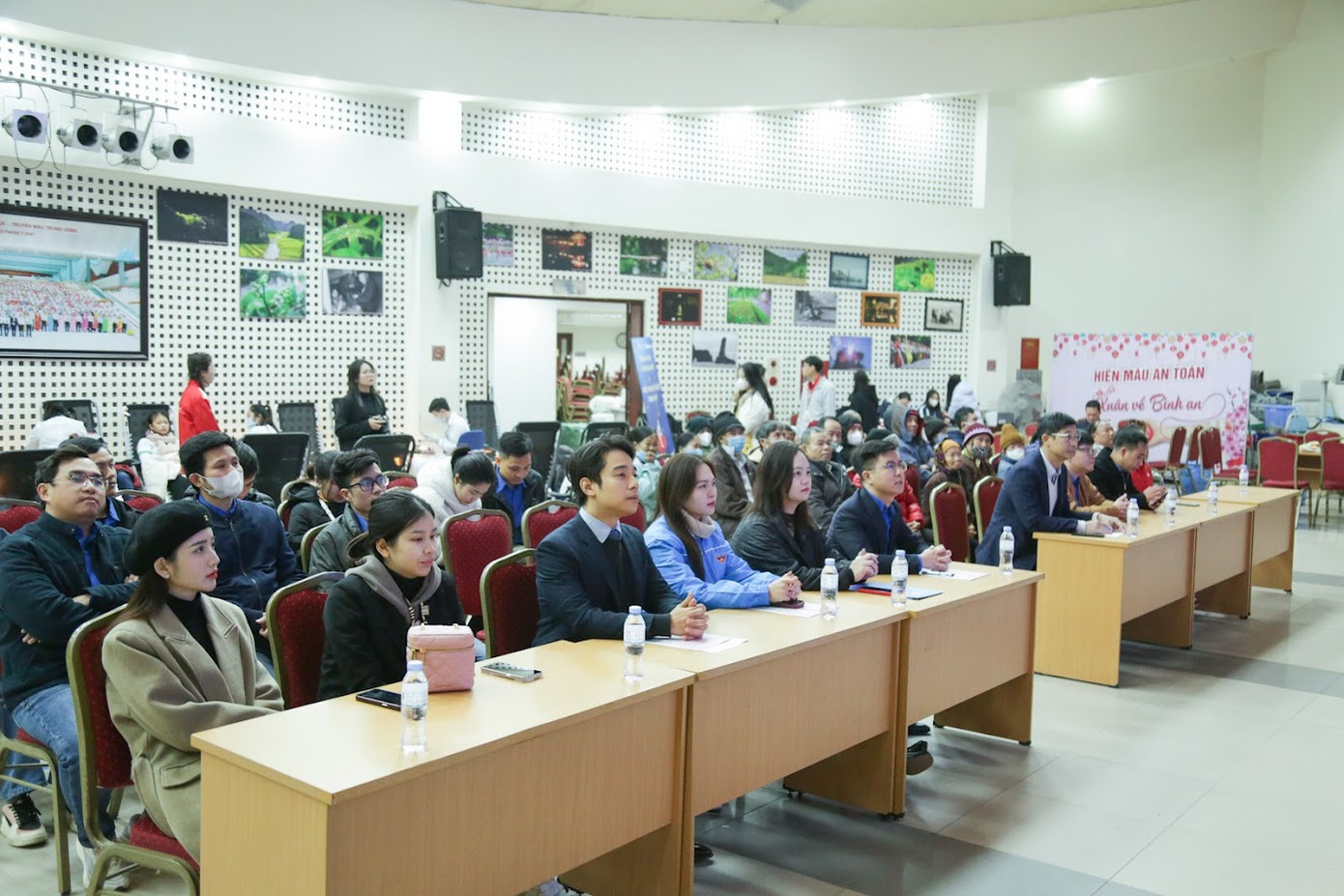 Đến tham dự chương trình có đồng chí Nguyễn Thị Thanh Tâm- Bí thư Quận đoàn Đống Đa; đồng chí Lương Bảo Khánh, Bí thư Chi đoàn Cục Quản lý Khám, chữa bệnh, Bộ Y tế; đồng chí Nguyễn Xuân Hưng, Phó Bí thư Đoàn Thanh niên Báo Tiền Phong. Đại diện Viện Huyết học – Truyền máu TW có TS.BS. Trần Ngọc Quế, Giám đốc Trung tâm Máu Quốc gia; đồng chí Nguyễn Quốc Huy, Bí thư Đoàn Thanh niên của Viện.