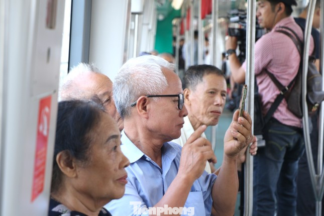 Người dân hào hứng tham gia trải nghiệm tàu Metro Nhổn - ga Hà Nội trong tuần đầu đưa vào vận hành. Người dân hào hứng tham gia trải nghiệm tàu Metro Nhổn - ga Hà Nội trong tuần đầu đưa vào vận hành.