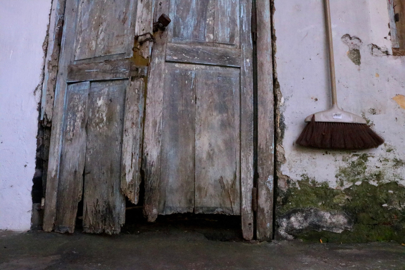 Cửa nhiều nhà đã mục nát. Bà Đỗ Thị Liên cho biết, tại đây đã có rất nhiều vụ mất trộm. Người dân đi làm về mệt ngủ thiếp đi cái là trộm lẻn vào dắt xe, bắt trộm vật nuôi và lấy đi cả đồ dùng trong nhà.