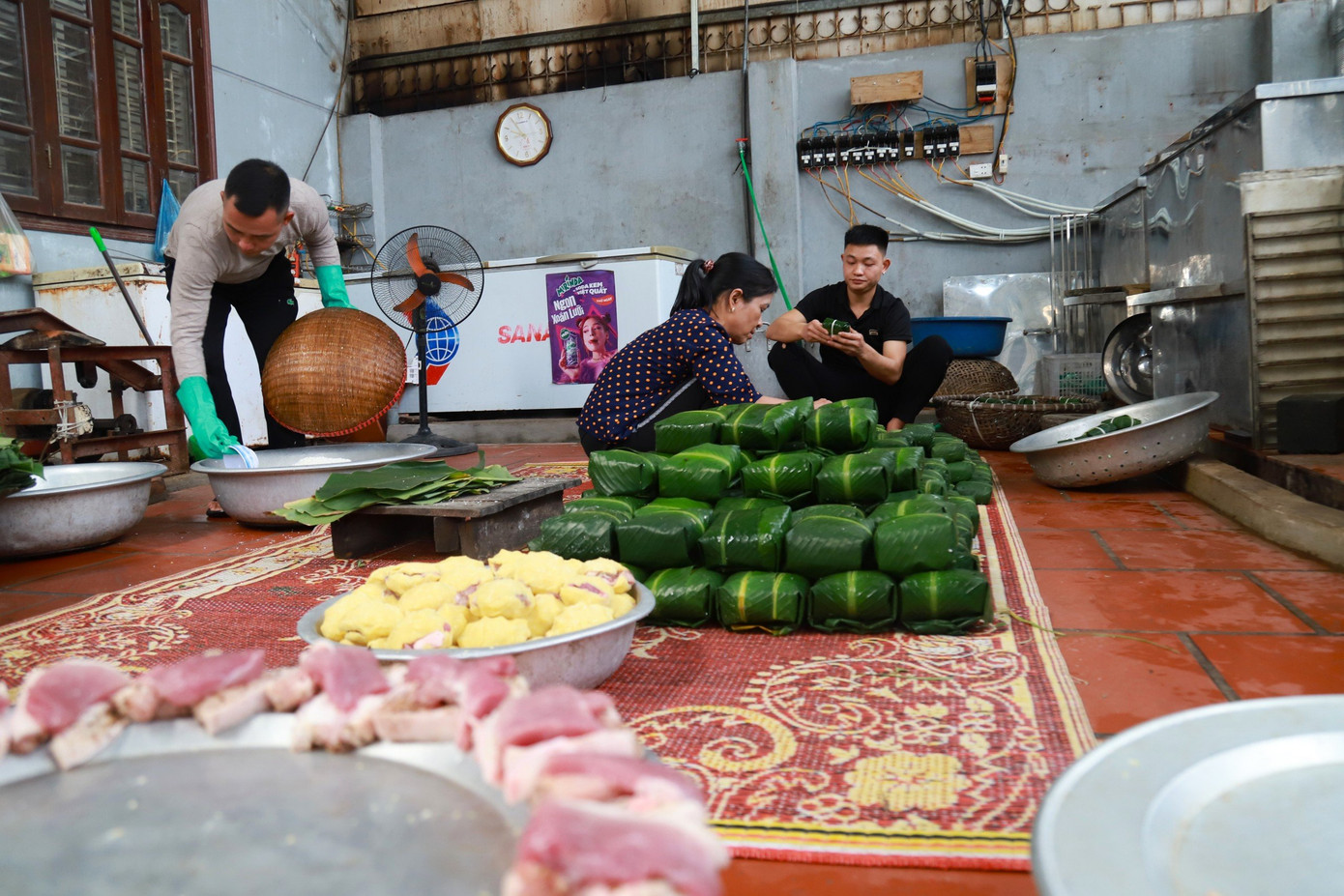 Đến làng nghề bánh chưng Tranh Khúc (huyện Thanh Trì, Hà Nội) đúng dịp "vào vụ" mới cảm nhận được hết cái tất bật, nhộn nhịp của một làng nghề nổi tiếng hàng trăm năm. Chẳng ai biết rõ nghề làm bánh chưng đã bắt đầu bén duyên với người dân nơi đây từ bao giờ, chỉ biết "từ hồi các cụ đã có rồi, bây giờ đến chúng tôi nối nghiệp".