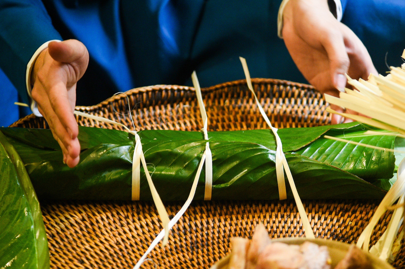 Quy trình làm ra một chiếc bánh chưng được những người thực hiện thể hiện một cách chậm rãi để người xem có thể kịp nhìn.