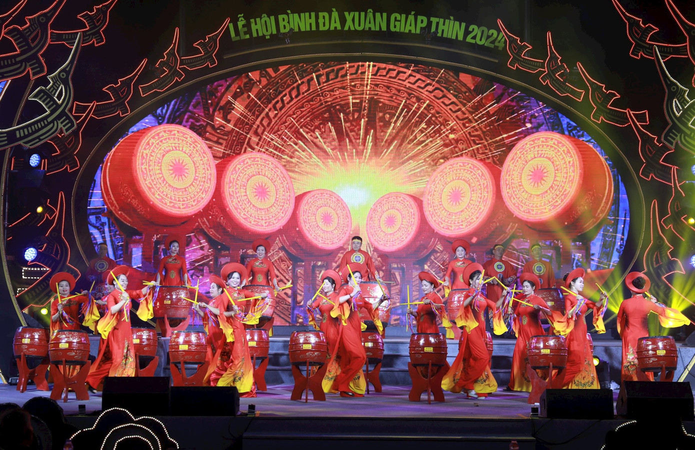 Chương trình văn nghệ đặc sắc diễn ra tại lễ khai hội. Chương trình văn nghệ đặc sắc diễn ra tại lễ khai hội.