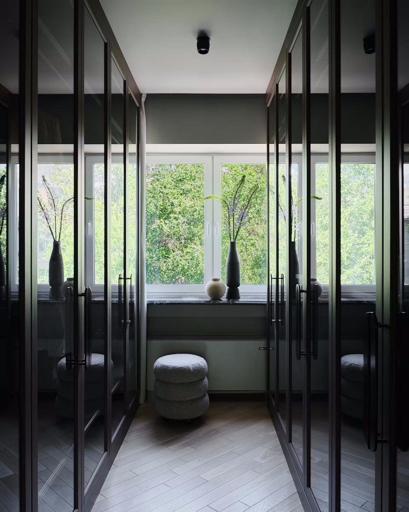 Khu vực tủ đồ quần áo được kết nối với không gian xanh bên ngoài qua cửa kính lớn.