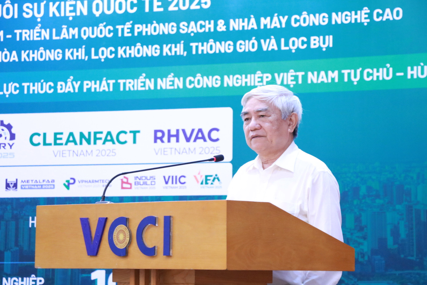TS. Nguyễn Quân - nguyên Bộ trưởng Bộ Khoa học và Công nghệ - phát biểu về động lực từ chính sách phát triển công nghiệp tại toạ đàm.